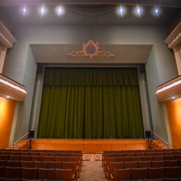 El escenario del emblemático Teatro Cervantes moderniza su imagen con la instalación de un nuevo telón confeccionado en terciopelo verde El escenario del emblemático Teatro Cervantes moderniza su imagen con la instalación de un nuevo telón confeccionado en terciopelo verde