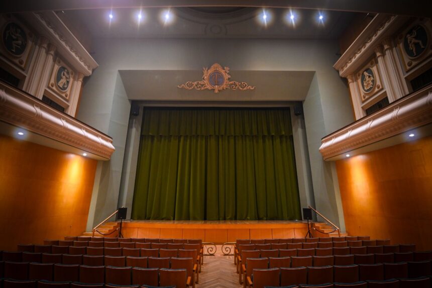 El escenario del emblemático Teatro Cervantes moderniza su imagen con la instalación de un nuevo telón confeccionado en terciopelo verde El escenario del emblemático Teatro Cervantes moderniza su imagen con la instalación de un nuevo telón confeccionado en terciopelo verde