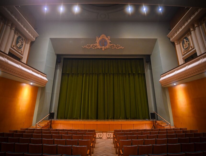 El escenario del emblemático Teatro Cervantes moderniza su imagen con la instalación de un nuevo telón confeccionado en terciopelo verde